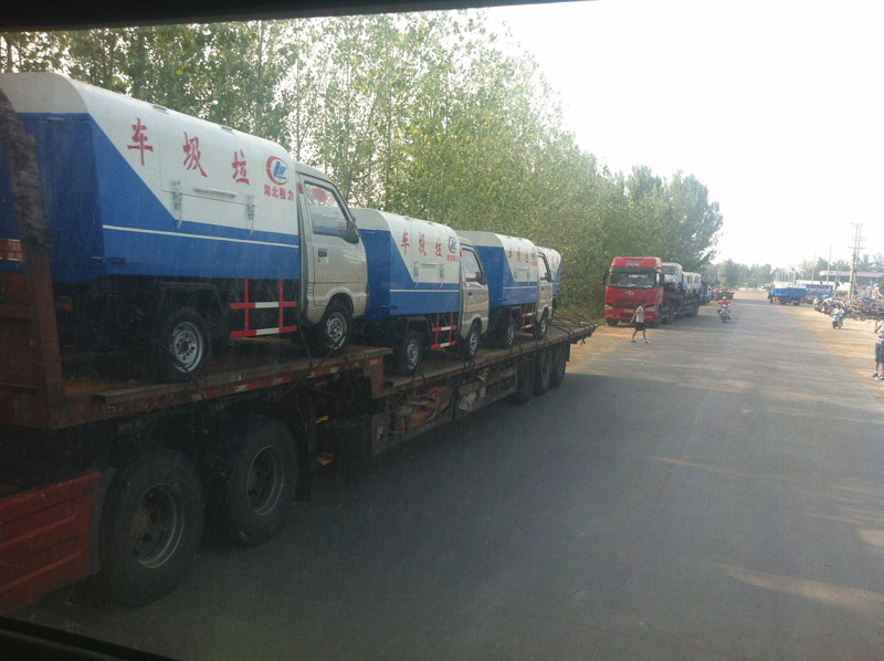 圖為準備發車至山西的小型<a href=http://www.2001mhs.com/ljc target=_blank class=infotextkey>垃圾車</a>
