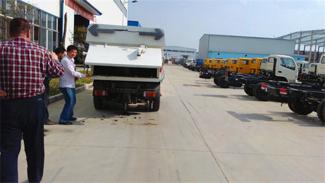 內蒙客商正在參觀五十鈴<a href=http://www.2001mhs.com/saoluche/ target=_blank class=infotextkey>掃路車</a>