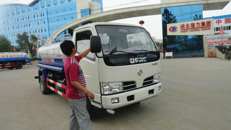 正在給5噸<a href=http://www.2001mhs.com/ssc target=_blank class=infotextkey>灑水車</a>做出廠前準備
