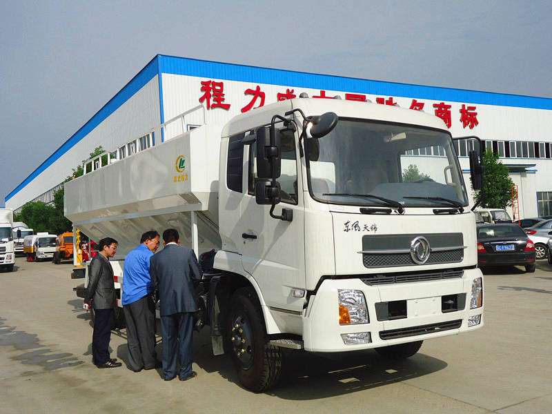 江蘇林業局領導正在工程師指導下操作東風天錦散裝飼料運輸車