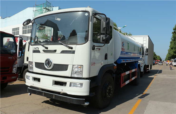 12方東風(fēng)T3灑水車(chē)